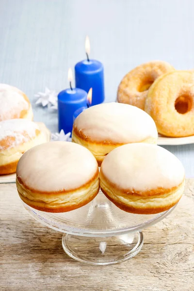 Donuts com geléia na mesa de festa — Fotografia de Stock