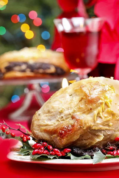 Porco assado com ameixas secas na mesa de Natal — Fotografia de Stock