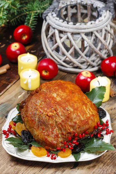 Cerdo al horno con ciruelas secas en la mesa de Navidad — Foto de Stock