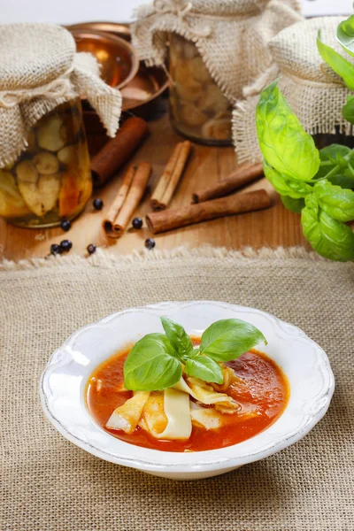 Zuppa di pomodoro e pepe in piatto bianco su tovaglia di iuta — Foto Stock