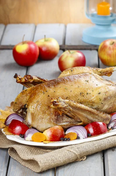 木制的桌子上的蔬菜和苹果烤的鹅. — 图库照片