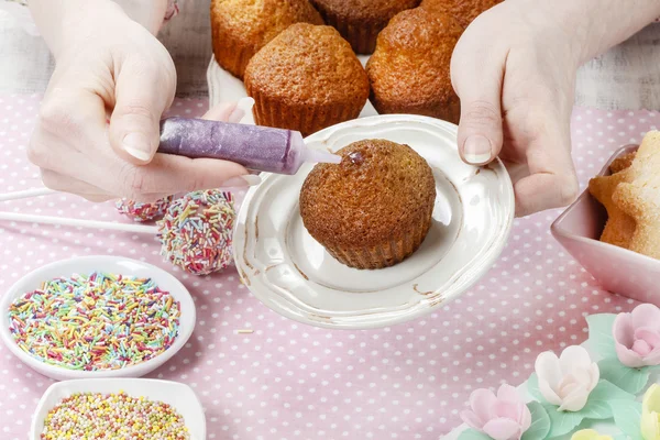 Muffins mujer decoración —  Fotos de Stock