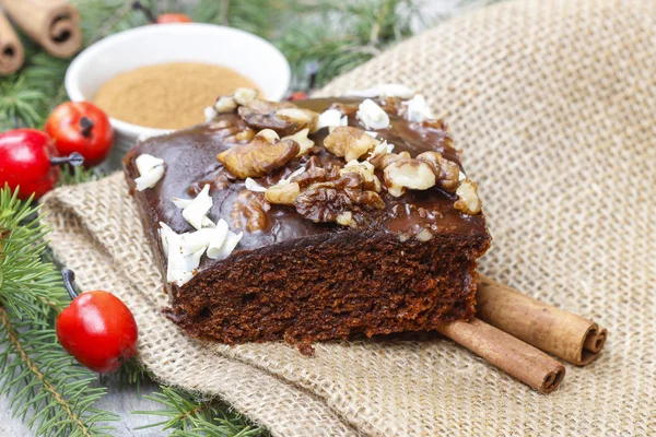 Torta di pan di zenzero natalizia con cioccolato e nocciole — Foto Stock