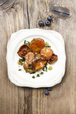 ahşap masa üzerine safran süt cap mantar. güzel sonbahar