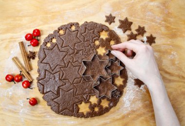 gingerbread çerezleri Noel için hazırlanıyor. BIS yapma adımları
