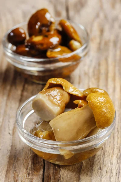 Pickled mushrooms in transparent glass bowl — Stock Photo, Image