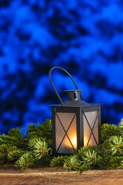 Bella lanterna su rami di abete, notte nevosa sullo sfondo — Foto Stock