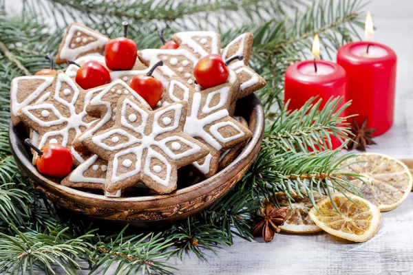 전나무 가지에 생강 빵 쿠키의 그릇. — 스톡 사진