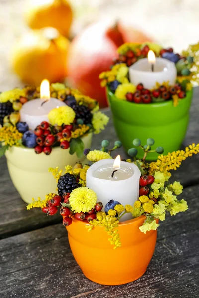 Suporte de vela decorado com flores do outono e outras plantas . — Fotografia de Stock