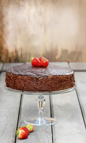 Gâteau au chocolat aux fraises. Table de fête anniversaire — Photo