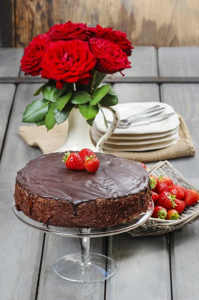 Schokoladenkuchen mit Erdbeeren. Geburtstagstisch — Stockfoto