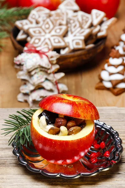 Maçãs vermelhas de Natal recheadas com frutas secas em mel — Fotografia de Stock