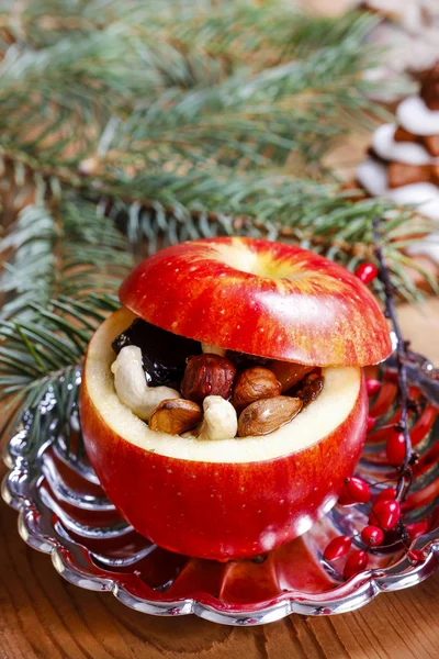 Красные рождественские яблоки с сухофруктами в мёде — стоковое фото
