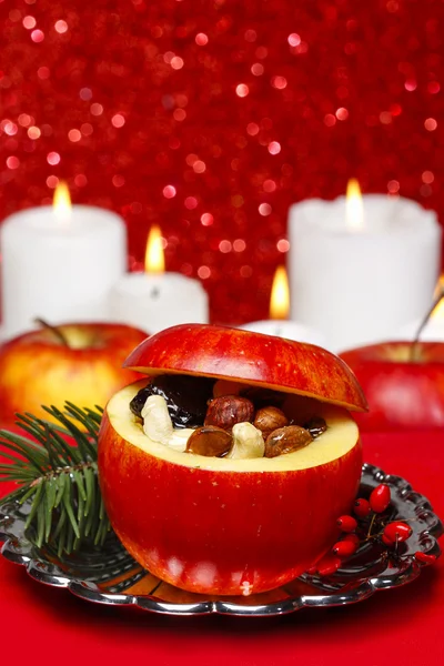 Rote Weihnachtsäpfel gefüllt mit getrockneten Früchten in Honig — Stockfoto