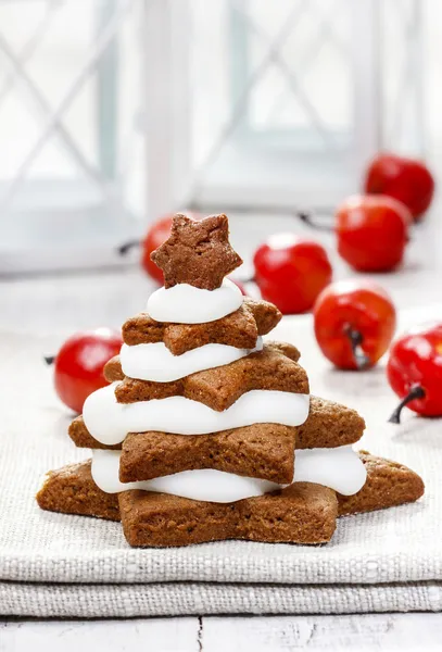 Gingerbread christmas trees. Beautiful xmas dessert — Stock Photo, Image