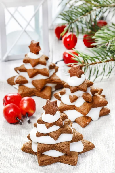 Gingerbread christmas trees. Beautiful xmas dessert — Stock Photo, Image