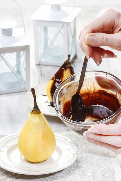 Förbereda päron med choklad — Stockfoto
