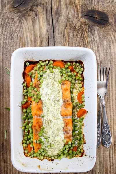 Bovenaanzicht van Geroosterde zalm met dille saus en groene erwten — Stockfoto