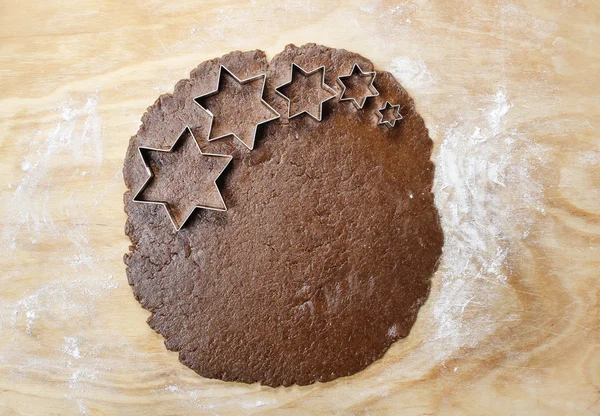 クリスマスのジンジャーブレッドのクッキーを準備します。ビスを作る手順 — ストック写真