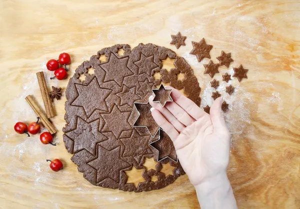 Preparando galletas de jengibre para Navidad. Pasos para hacer bis — Foto de Stock