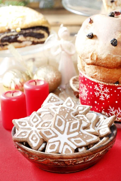 Bowl of gingerbread cookies on red table cloth — Stock Photo, Image