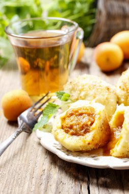 Kayısı pasta, popüler Avusturyalı çanak içinde. Bahçe partisi tablo