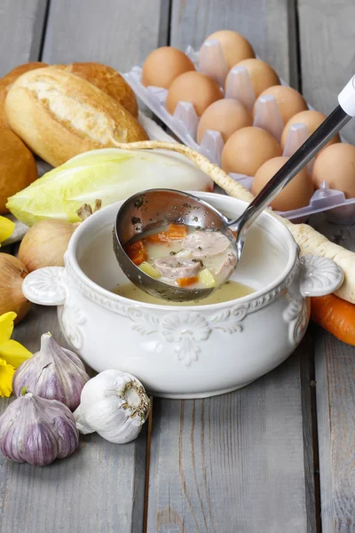 A sopa de centeio azedo feita de farinha de centeio azedo e carne — Fotografia de Stock