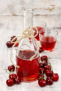 bir şişe vişne suyu