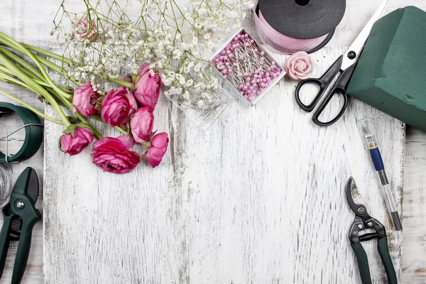 Florist på jobbet. kvinna att göra vackra bukett rosa Persiska — Stockfoto