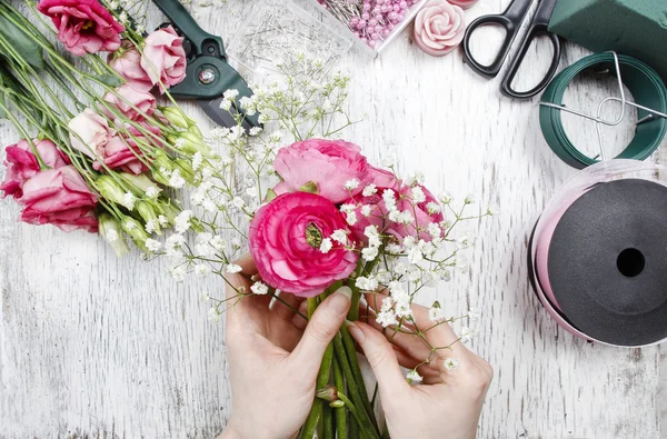 Florista en el trabajo. Mujer haciendo hermoso ramo de rosa persa —  Fotos de Stock