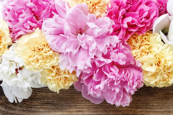 Pedónias rosa deslumbrantes, cravos amarelos e rosas — Fotografia de Stock