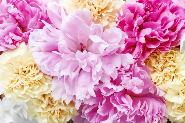 Atemberaubende rosa Pfingstrosen, gelbe Nelken und Rosen — Stockfoto