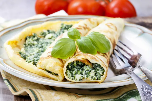 Cocina mediterránea: crepes rellenos de queso y espinacas — Foto de Stock