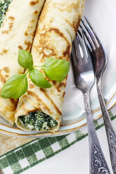 Mediterranean cuisine: crepes stuffed with cheese and spinach — Stock Photo, Image