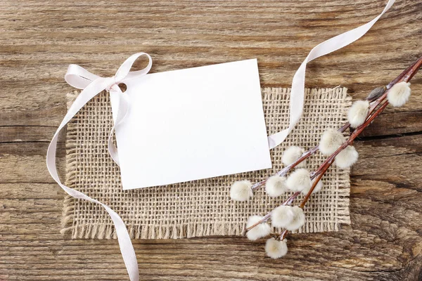 Kwarteleitjes en bloeiwijzen op rustieke houten tafel — Stockfoto