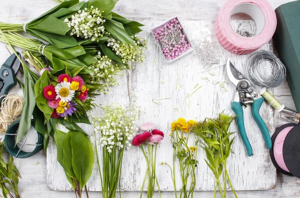 Floristischer Arbeitsplatz: Blumen und Accessoires — Stockfoto