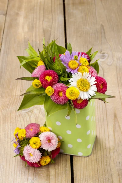 Buquê de flores silvestres coloridas em lata pontilhada verde — Fotografia de Stock