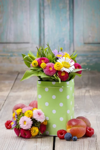 Strauß bunter Wildblumen in grün gepunkteter Dose — Stockfoto