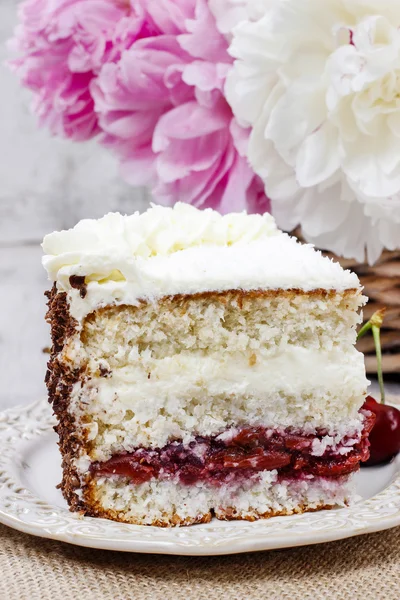 Körsbär och kokos layer cake — Stockfoto