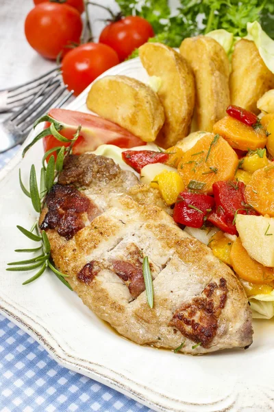 Schweinefleisch mit Bratkartoffeln und frischem Gemüse — Stockfoto