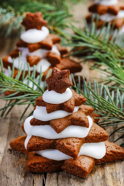 Árbol de Navidad de pan de jengibre sobre mesa de madera. Hermoso conjunto de Navidad —  Fotos de Stock