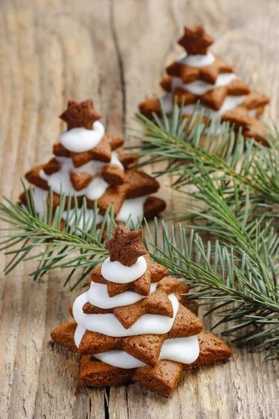 Árbol de Navidad de pan de jengibre sobre mesa de madera. Hermoso conjunto de Navidad —  Fotos de Stock