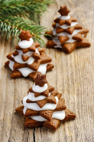 Gingerbread christmas tree on wooden table. Beautiful xmas set — Stock Photo, Image