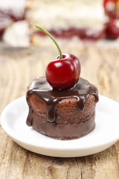 Pastel de chocolate con cerezas —  Fotos de Stock