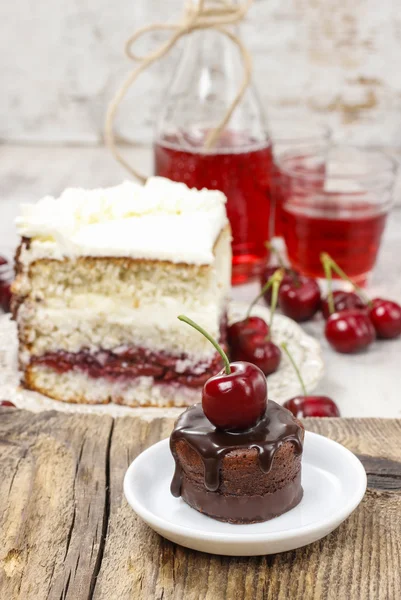 Chokladkaka med körsbär — Stockfoto