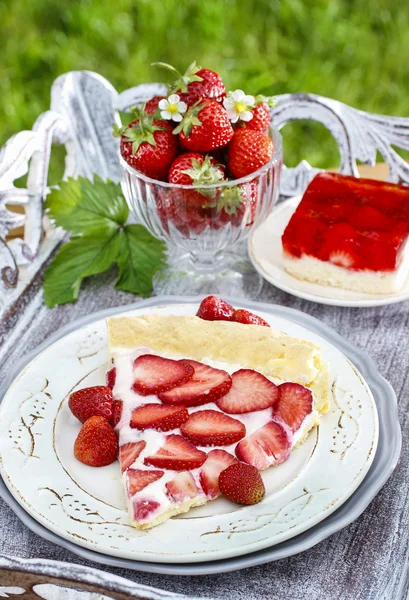 Strawberry cake on wooden tray in summer garden — Stock Photo, Image