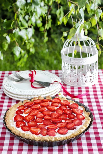 Strawberry cake on wooden tray in summer garden — Stock Photo, Image