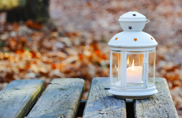 Schöne Laterne auf Holztisch im herbstlichen Wald — Stockfoto