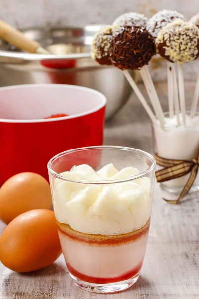 Layer strawberry dessert with whipped cream topping — Stock Photo, Image