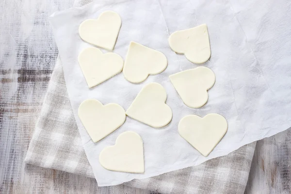 Making puff pastry cookies in heart shape filled with strawberri — Stock Photo, Image